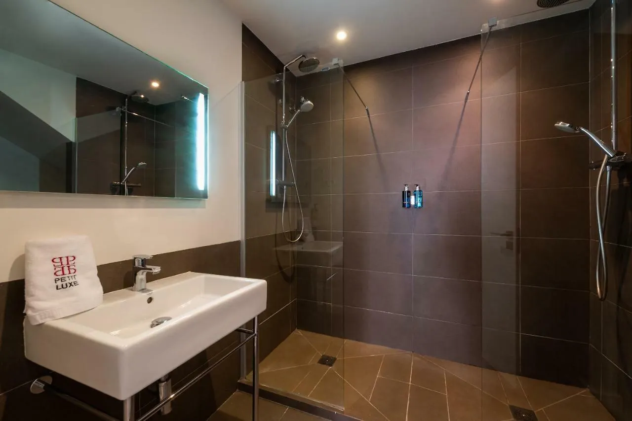 Petit Luxe Tobella Baixos Apartment Terrassa 0*,